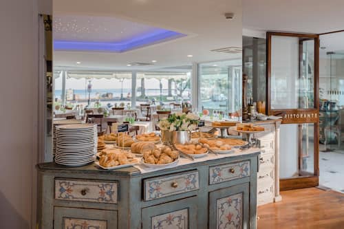 Café da manhã com buffet grátis todos os dias