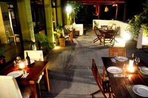 Petit déjeuner et dîner servis sur place, vue sur la piscine