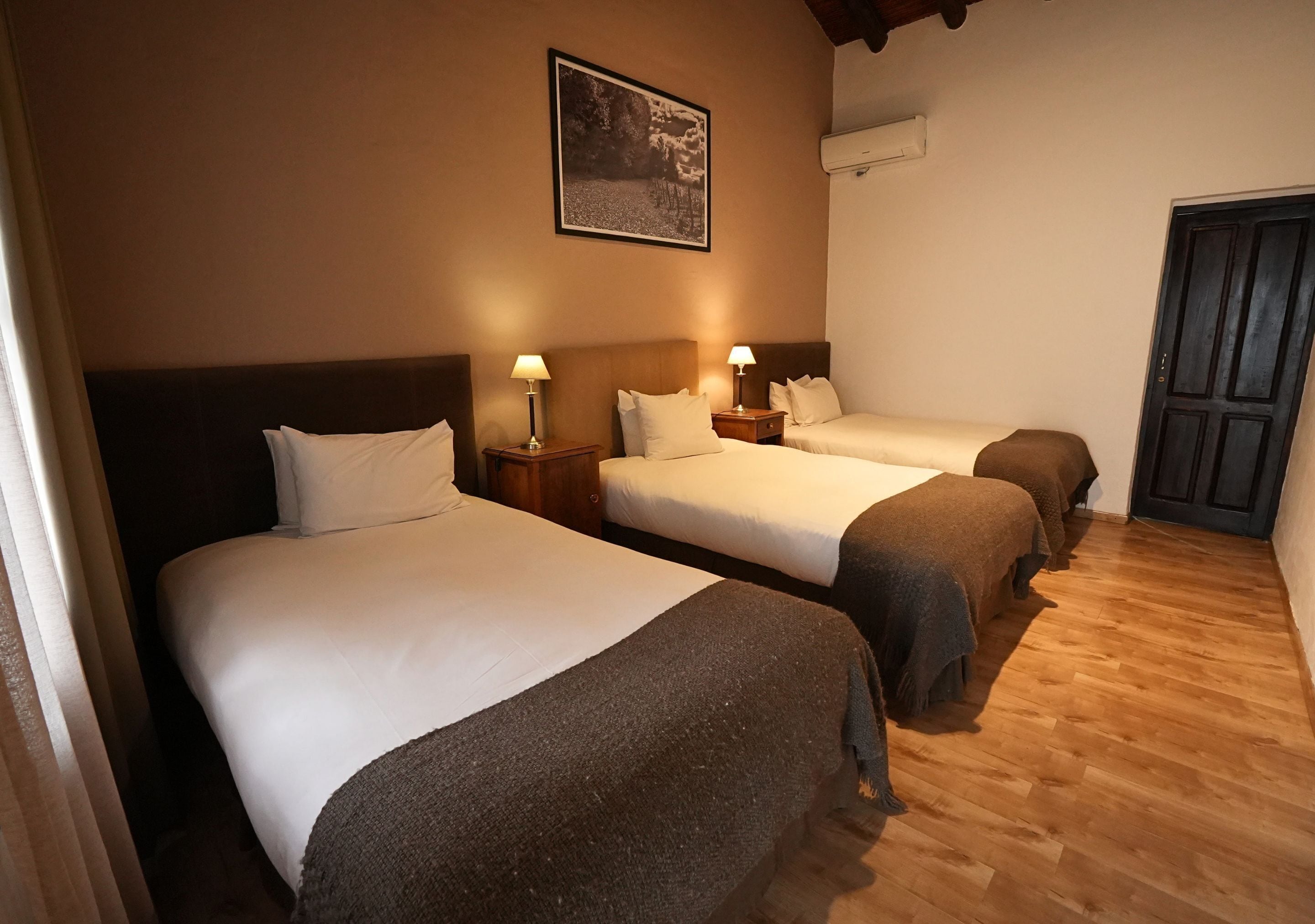 Driepersoonskamer, 3 eenpersoonsbedden | Luxe beddengoed, een kluis op de kamer, individueel gedecoreerd