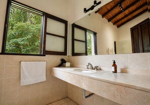 A bathroom with a sink, mirror, towel rack, and a window with a view of greenery. - Postales Finca & Bodega by DOT Boutique (Tunuyan)