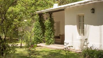 Ropa de cama de alta calidad y caja de seguridad en la habitación