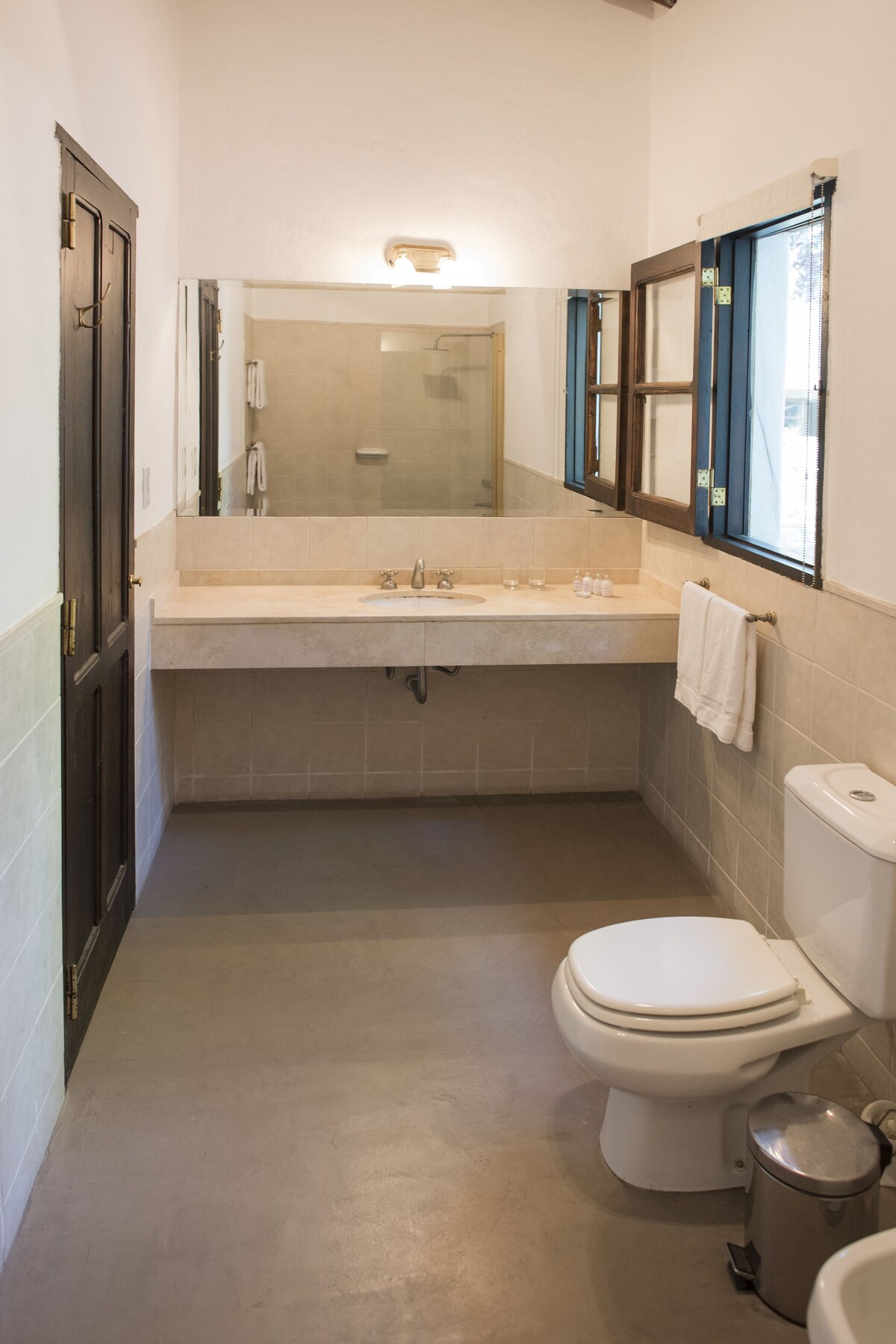 Ducha y bañera combinadas y artículos de higiene personal gratuitos