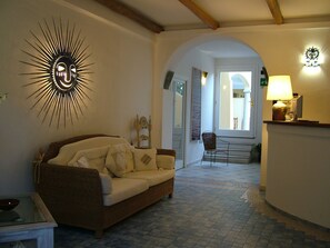 Lobby sitting area - Papillo Hotels & Resorts Borgo Antico (Olbia)