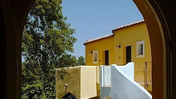 Outdoor pool, pool umbrellas, pool loungers - Papillo Hotels & Resorts Borgo Antico (Olbia)