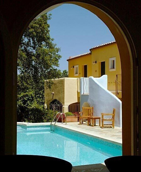 Outdoor pool, pool umbrellas, pool loungers - Papillo Hotels & Resorts Borgo Antico (Olbia)