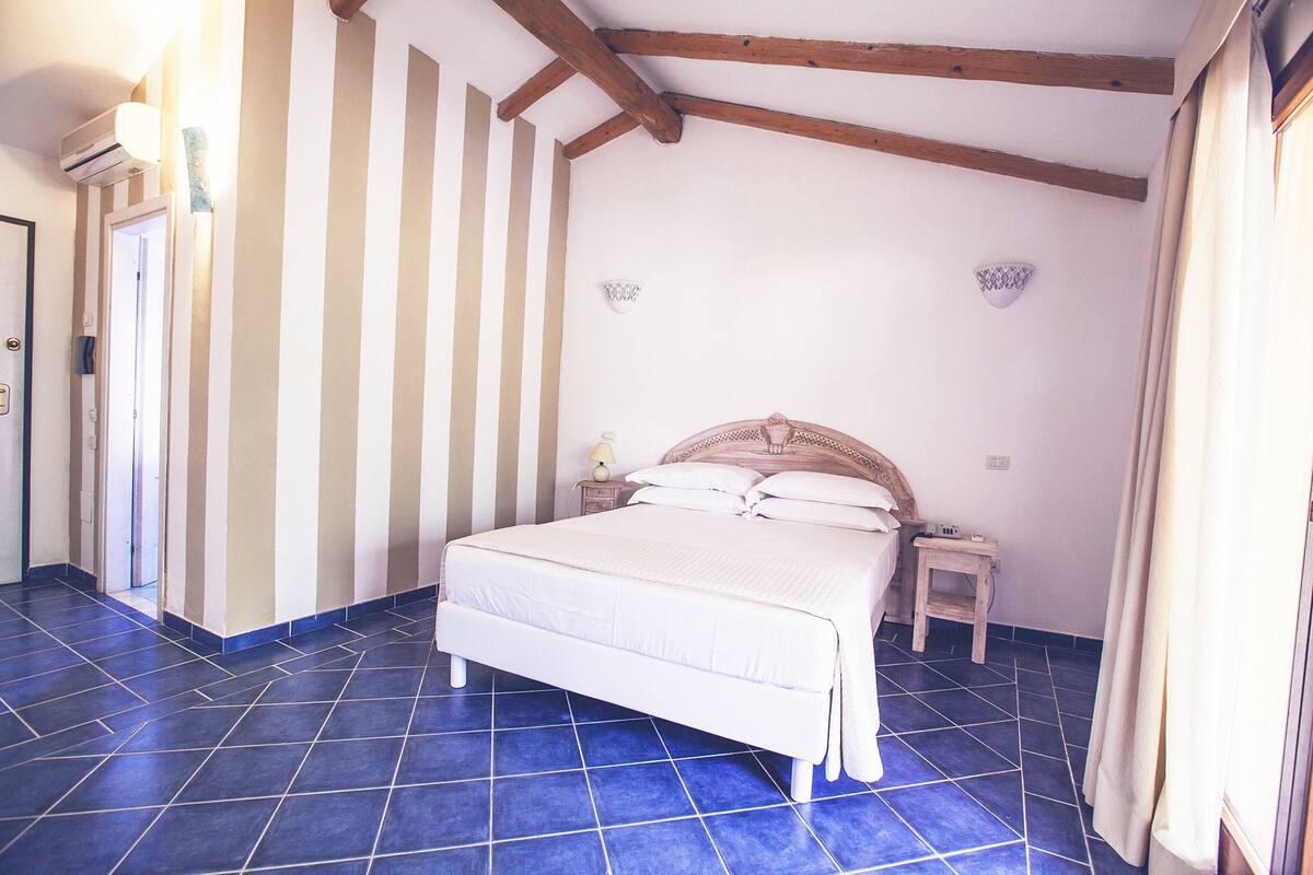 In-room safe, desk, free cots/infant beds, rollaway beds