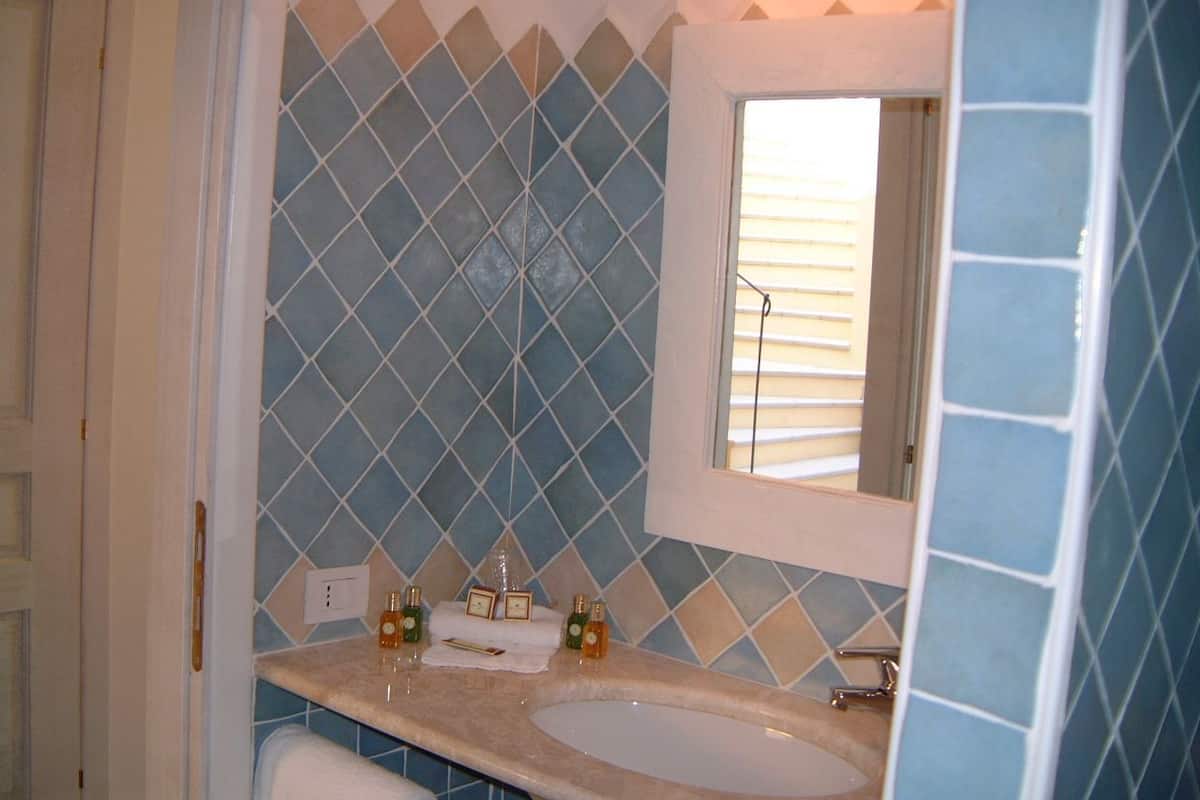 Badewanne, kostenlose Toilettenartikel, Haartrockner, Bidet