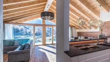 Apartamento de lujo, 5 habitaciones, no fumadores, vistas a la montaña | Zona de estar | Una televisión de pantalla plana