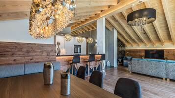 Luxury-Apartment, 5 Schlafzimmer, Nichtraucher, Bergblick | Esszimmer