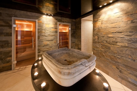 Un sauna, una bañera de hidromasaje, baño turco, tratamientos corporales