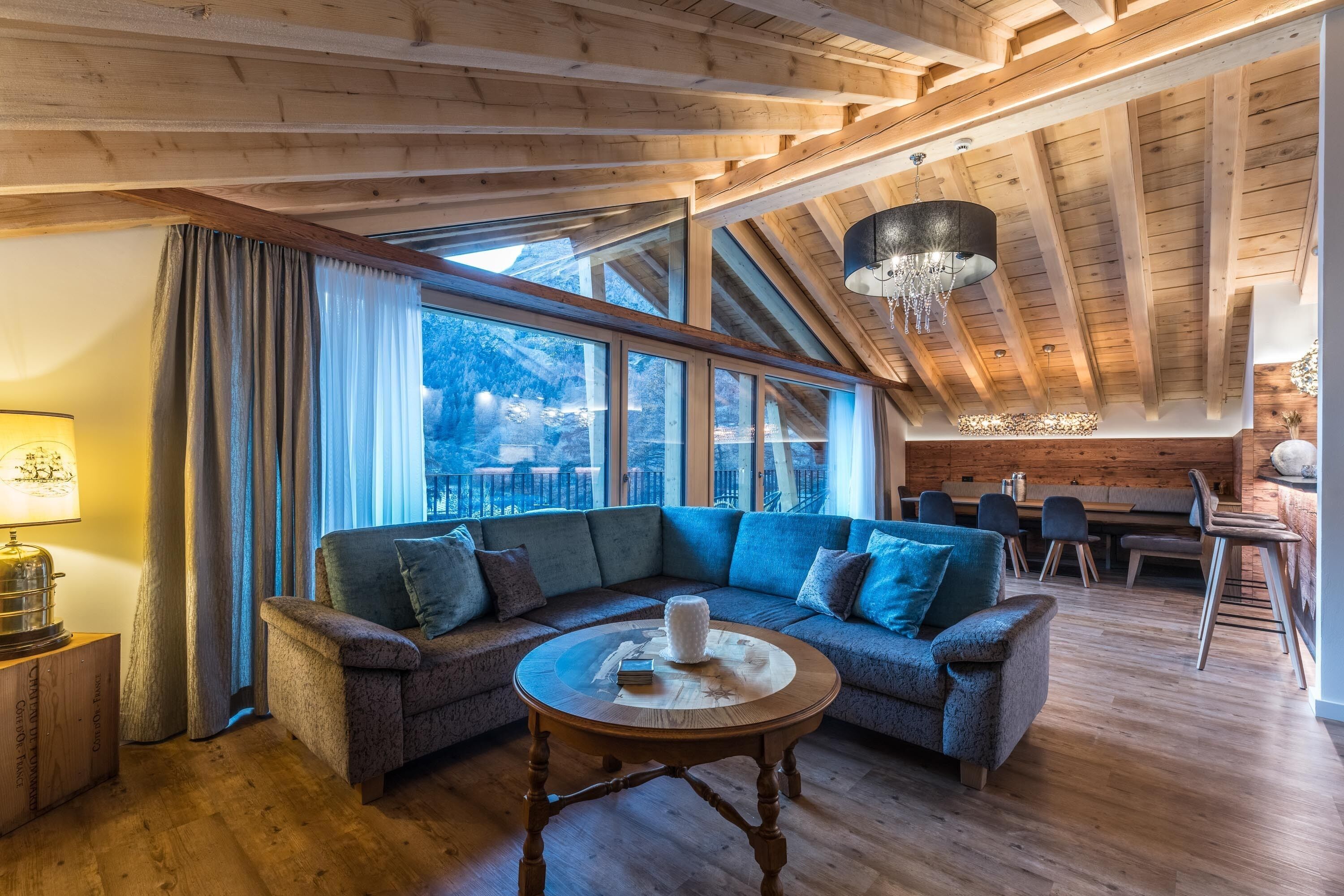 Appartamento Luxury, 5 camere da letto, non fumatori, vista montagna | Area soggiorno | TV a schermo piatto