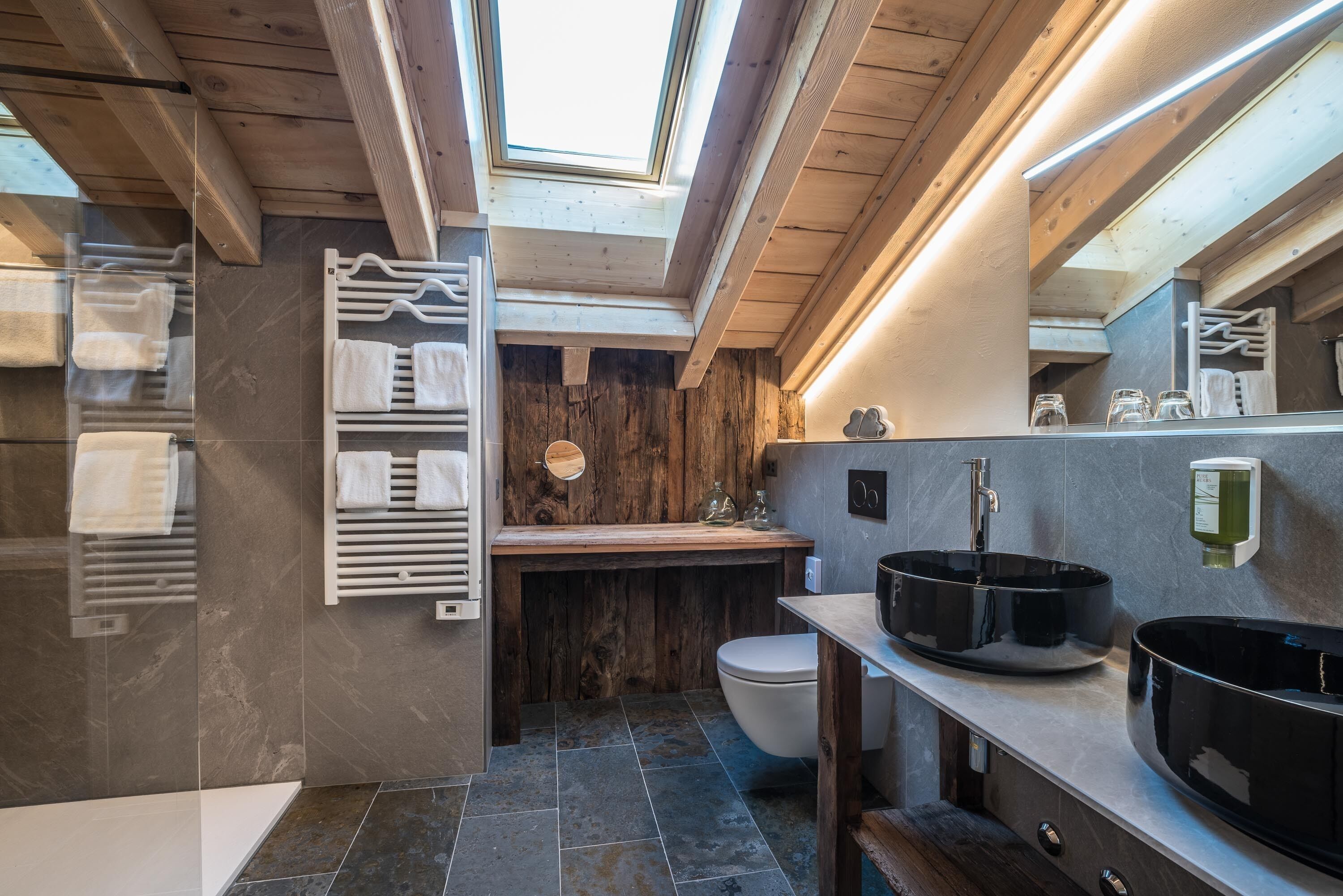 luxury apartment, 5 bedrooms, non smoking, mountain view | bathroom | hair dryer, bathrobes, slippers, towels