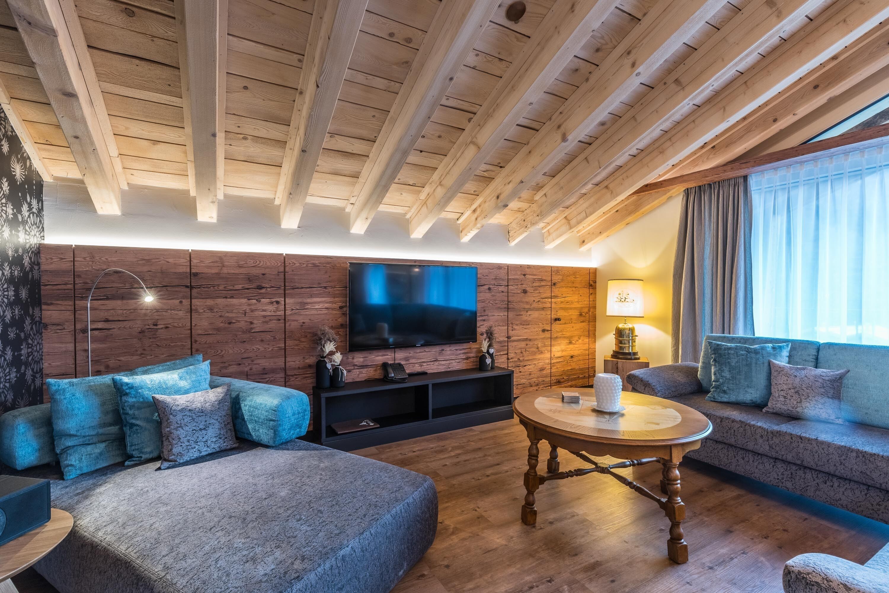 luxury apartment, 5 bedrooms, non smoking, mountain view | living room | flat-screen tv