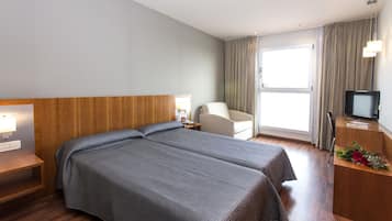 Desk, soundproofing, free WiFi, bed sheets