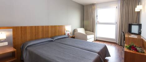 Desk, soundproofing, free WiFi, bed sheets