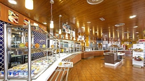 A buffet with various food stations and a counter. - Hotel AG Express Elche (Elche)