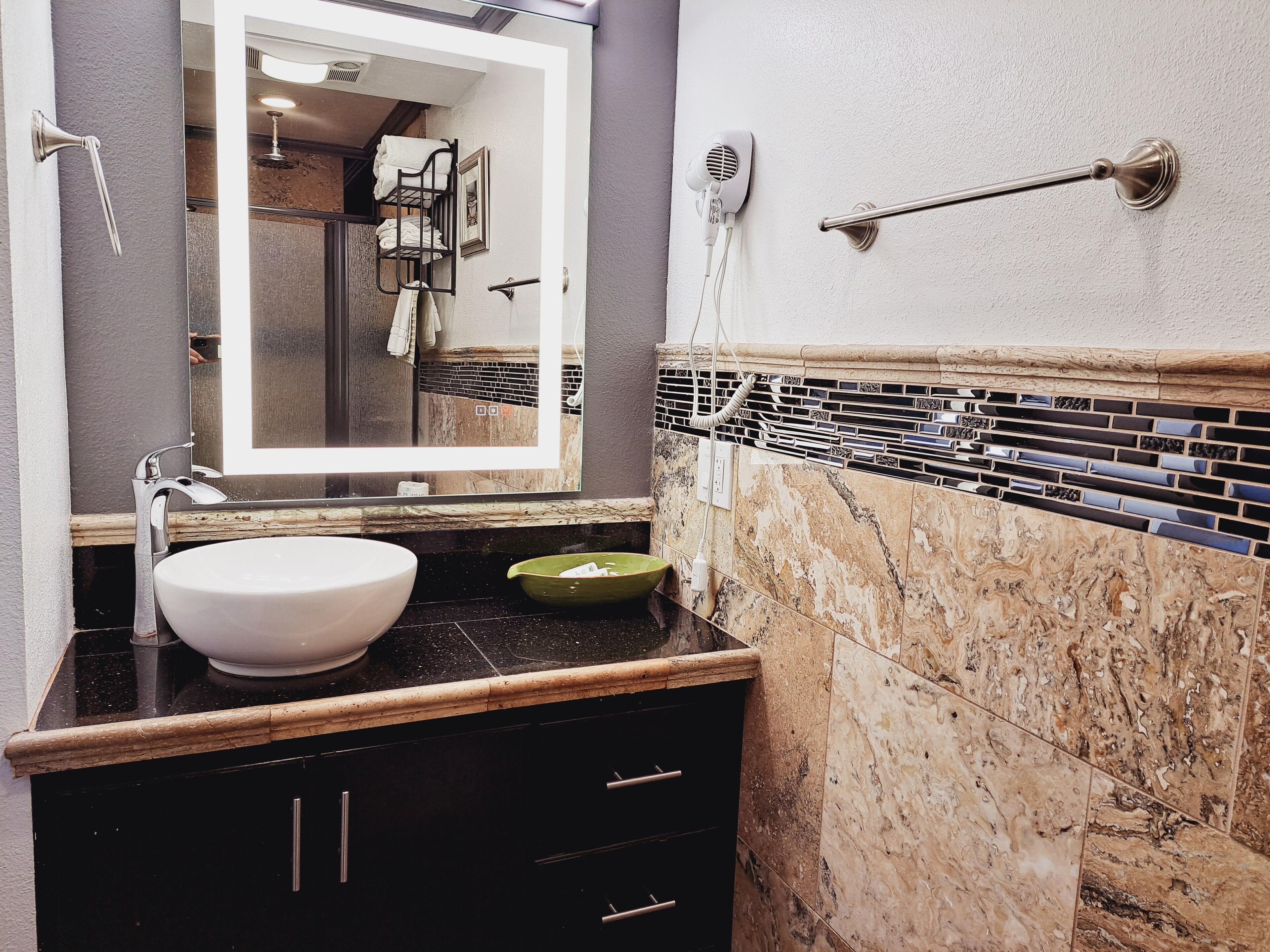 Standard Room, 2 Queen Beds | Bathroom