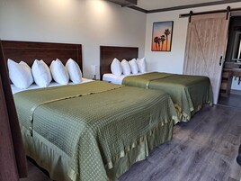 Ropa de cama de alta calidad, colchones con pillow-top y escritorio 