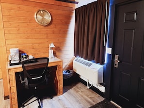 Suite Deluxe, 1 llit de matrimoni gran, banyera d'hidromassatge | Sala d'estar | Televisor LCD de 35 polzades amb canals per cable i televisor
