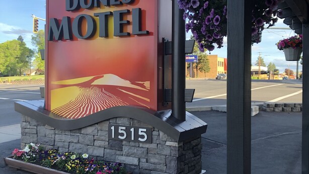 A motel sign with the name 'Dunes Motel' and the number '1515'. - Dunes Motel (Bend)