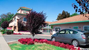 Vista frontal de la propiedad