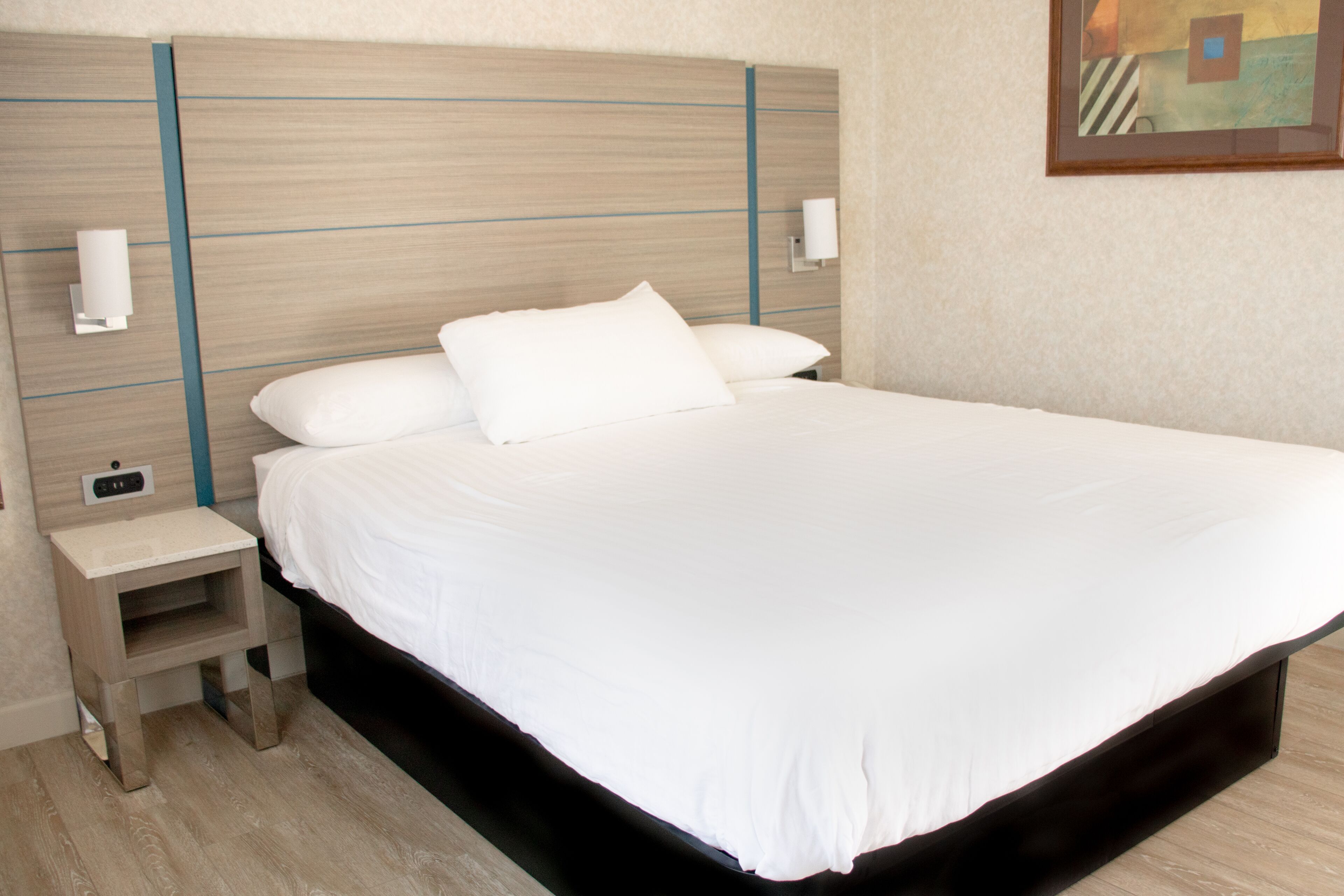 Ropa de cama de alta calidad, camas con pillow-top y cortinas blackout 