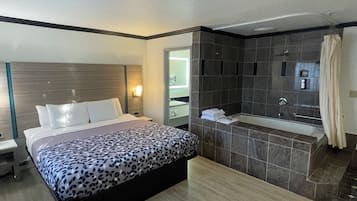 Habitación estándar, bañera de hidromasaje | Ropa de cama de alta calidad y colchones con acolchado adicional