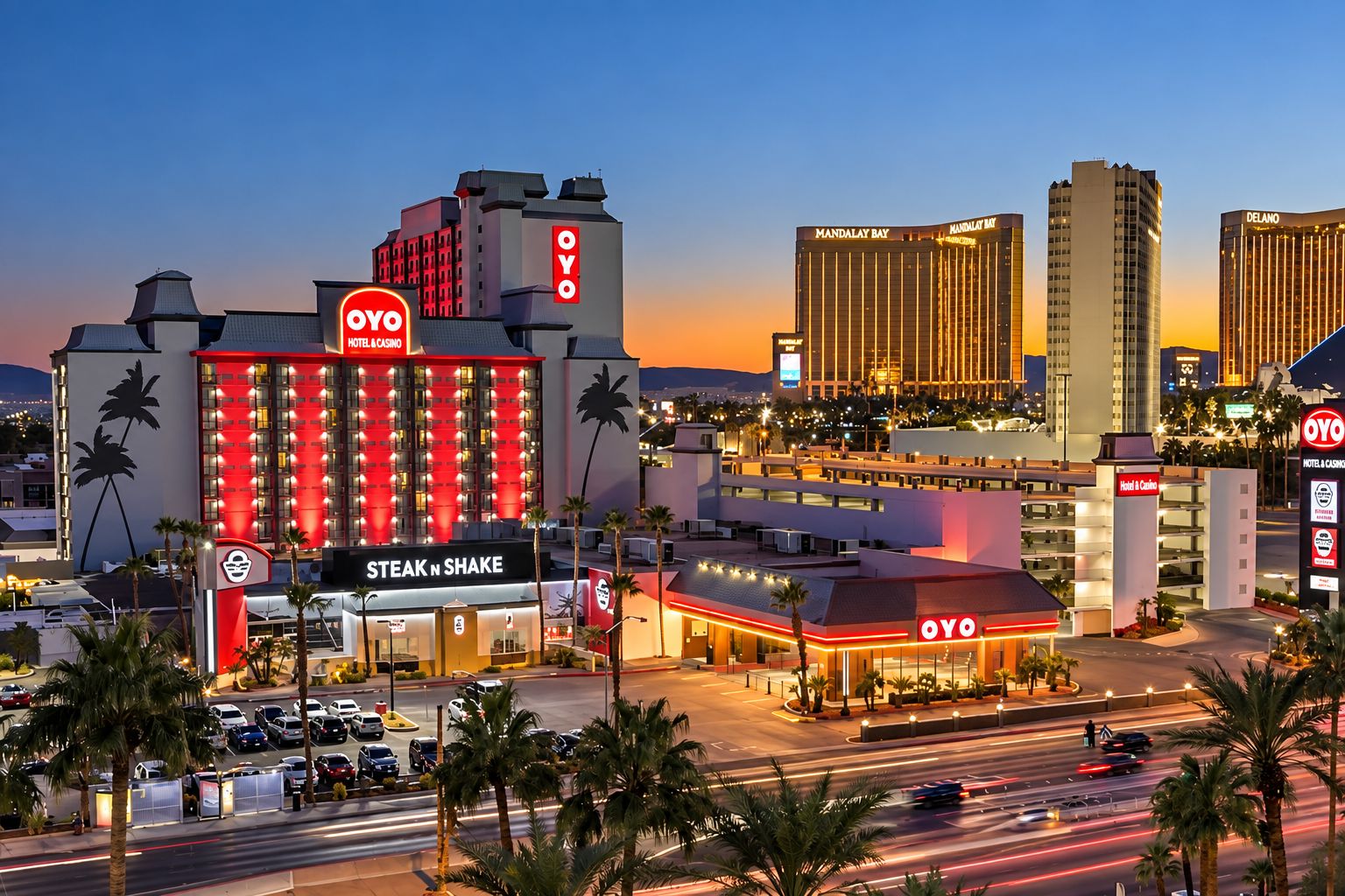 Un hotel con una fachada roja destacada, un restaurante visible llamado 'STEAK n SHAKE' y el letrero 'OYO HOTEL & CASINO'.