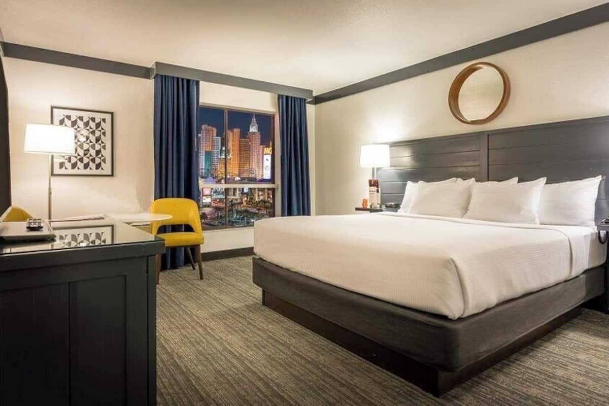 In-room safe, soundproofing, free WiFi, bed sheets