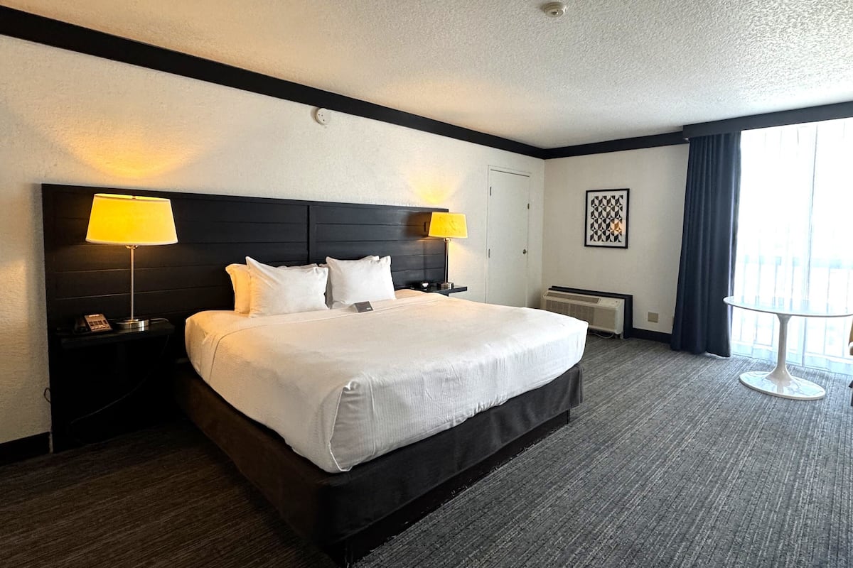In-room safe, soundproofing, free WiFi, bed sheets