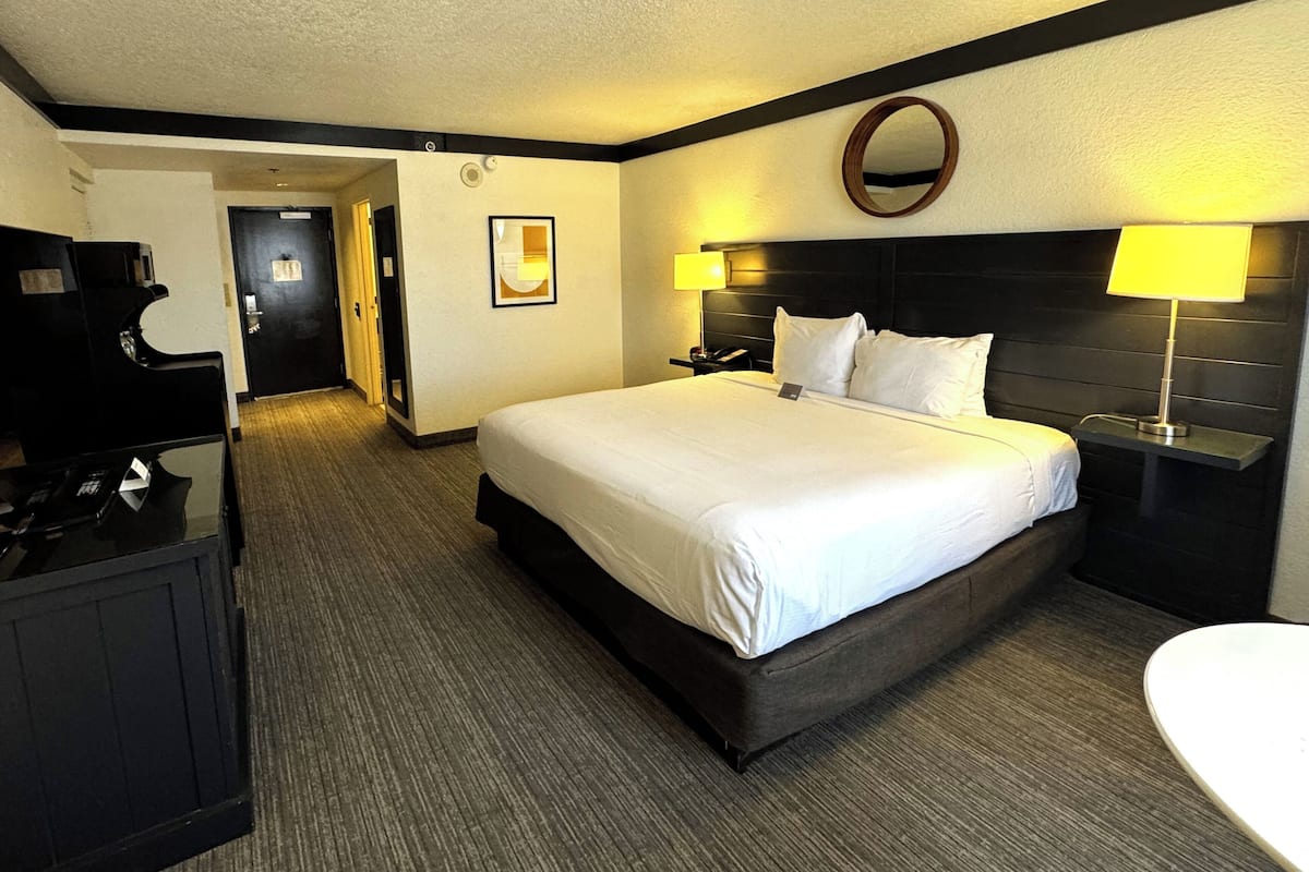 In-room safe, soundproofing, free WiFi, bed sheets