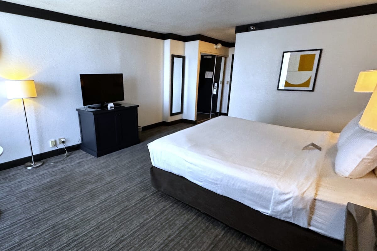 In-room safe, soundproofing, free WiFi, bed sheets