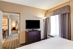 Hypo-allergenic bedding, pillow-top beds, in-room safe, desk - Homewood Suites by Hilton Toronto Oakville (Oakville)