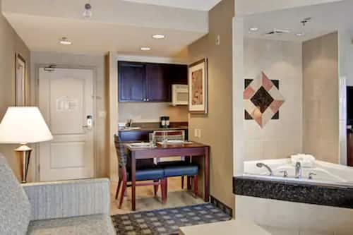 King, Suite, 1 Bedroom, Jetted Tub | Private kitchen