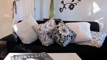 Suite, 1 Schlafzimmer | Wohnbereich | 32-Zoll-Plasmafernseher mit Kabelempfang, Fernseher, Videospielkonsole