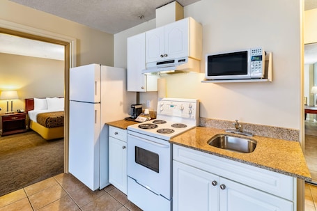 Desk, iron/ironing board, WiFi, bed sheets