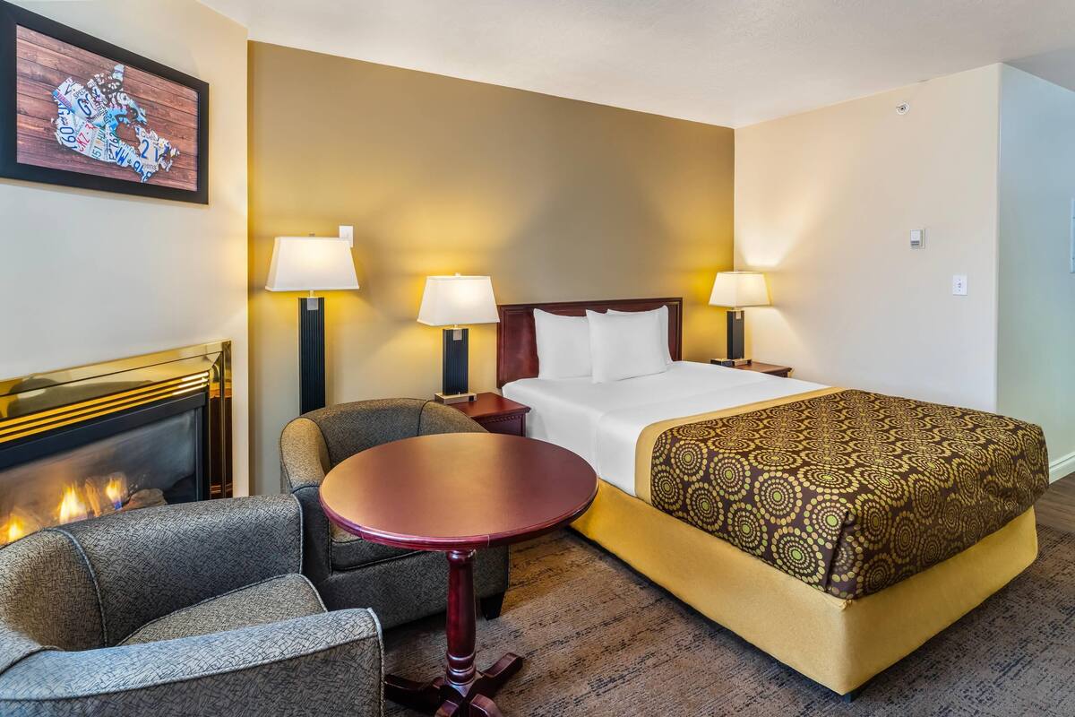 Efficiency, Room, 1 Queen Bed, Non Smoking | Desk, soundproofing, iron/ironing board, WiFi (surcharge)