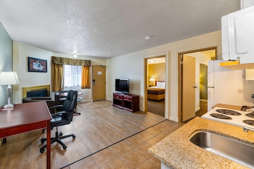 Econo Lodge Inn & Suites