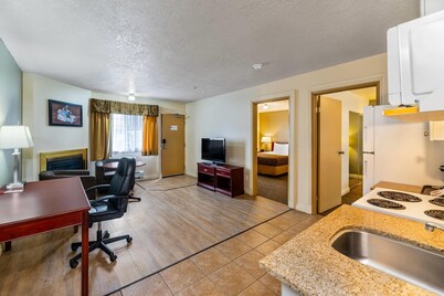 Econo Lodge Inn & Suites