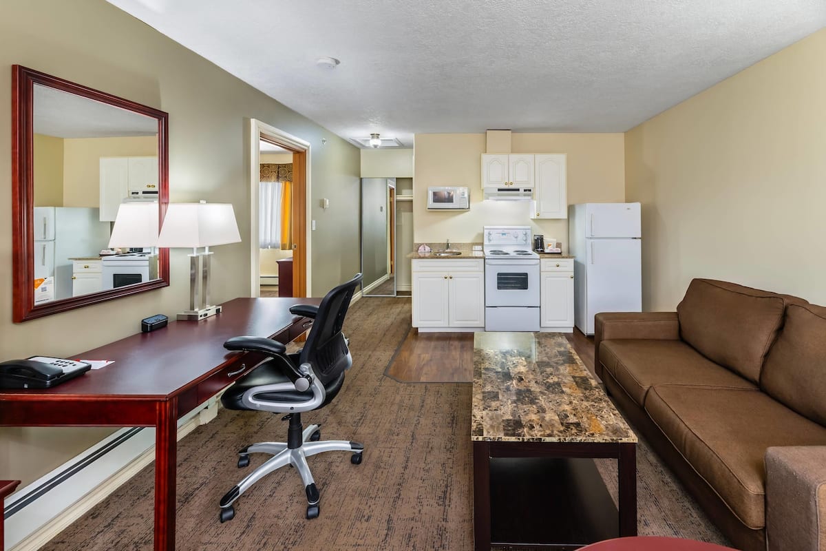 Suite, 1 Queen Bed, Non Smoking | Desk, soundproofing, iron/ironing board, WiFi (surcharge)
