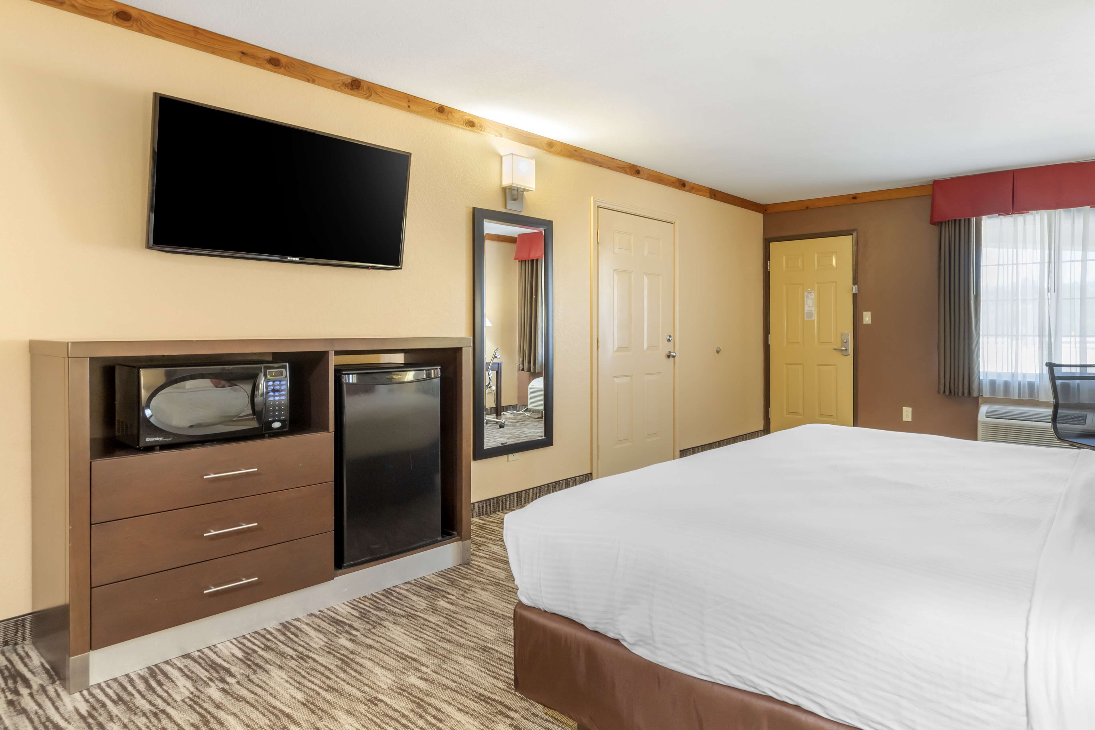 standard room, 1 king bed, non smoking, microwave | desk, laptop workspace, iron/ironing board, internet