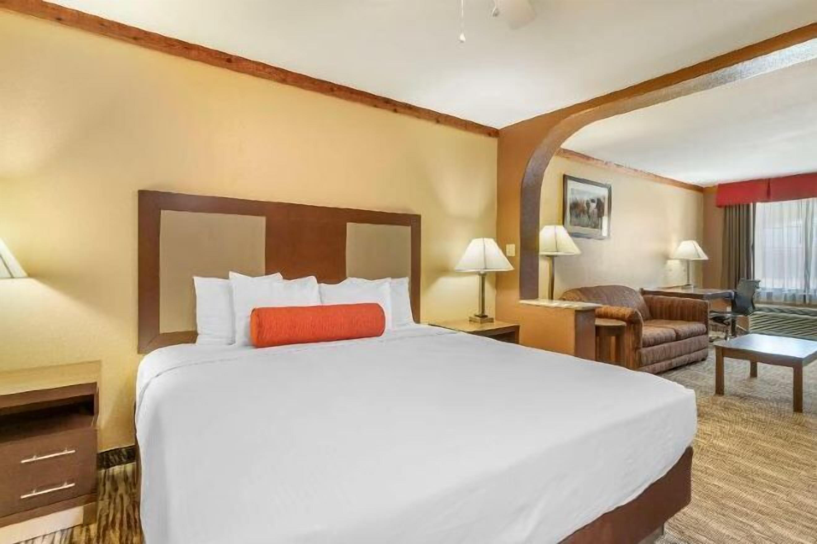 Schreibtisch, laptopgeeigneter Arbeitsplatz, Bügeleisen/Bügelbrett