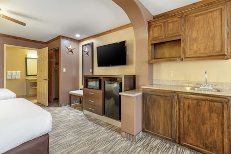 Desk, laptop workspace, iron/ironing board, Internet. Best Western Windwood Inn & Suites
