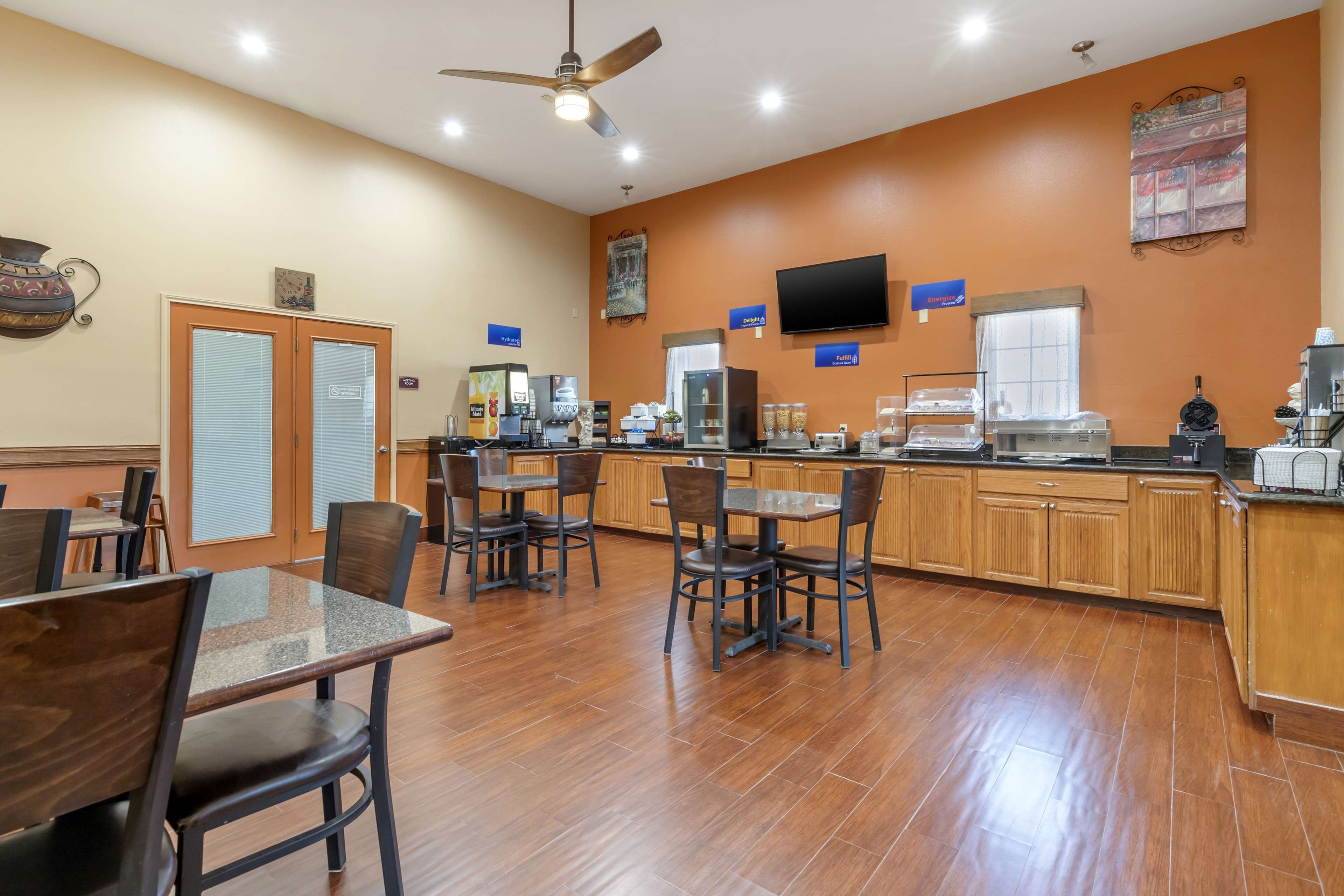 free daily continental breakfast