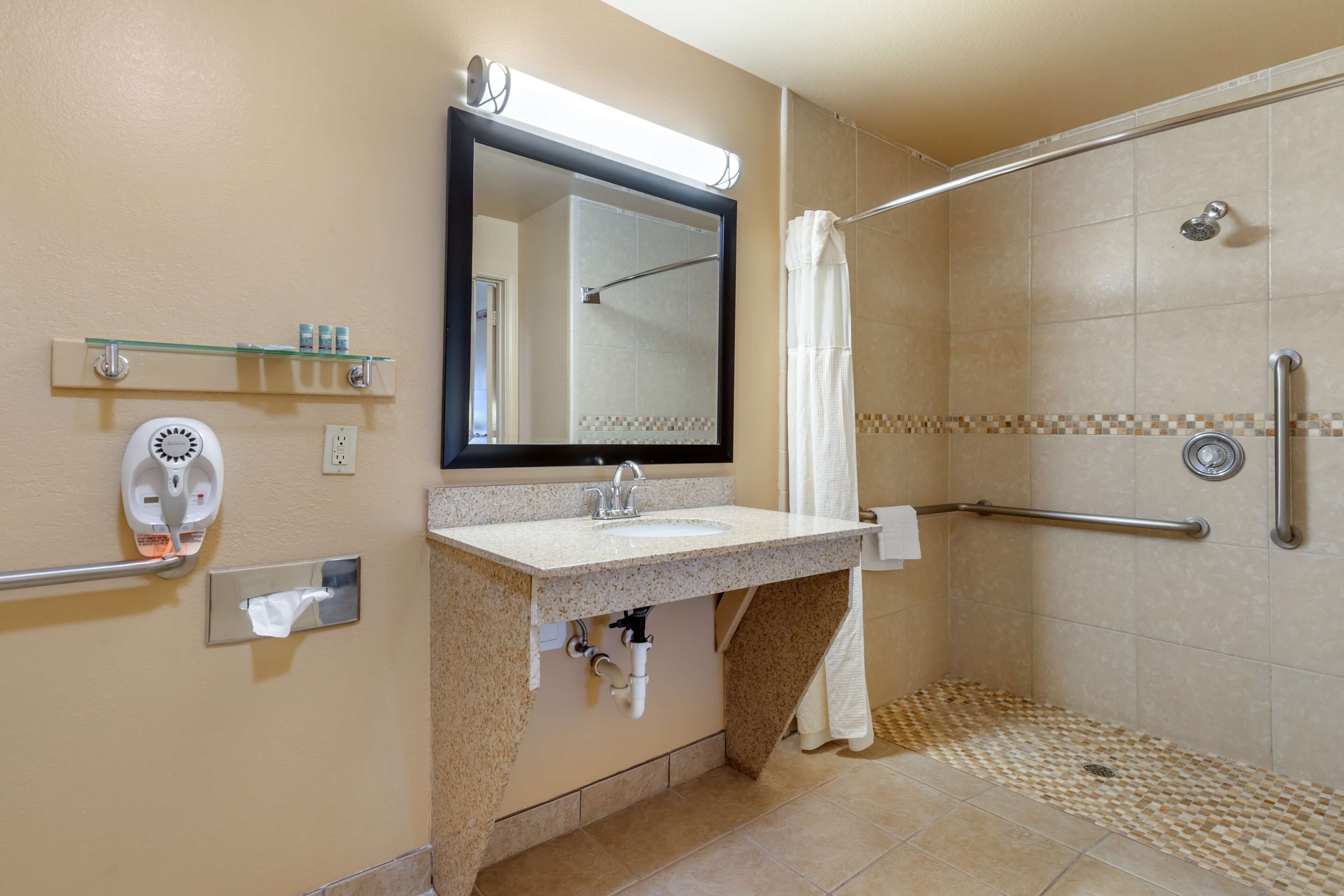 standard room, 1 king bed, accessible, non smoking | bathroom | hair dryer, towels