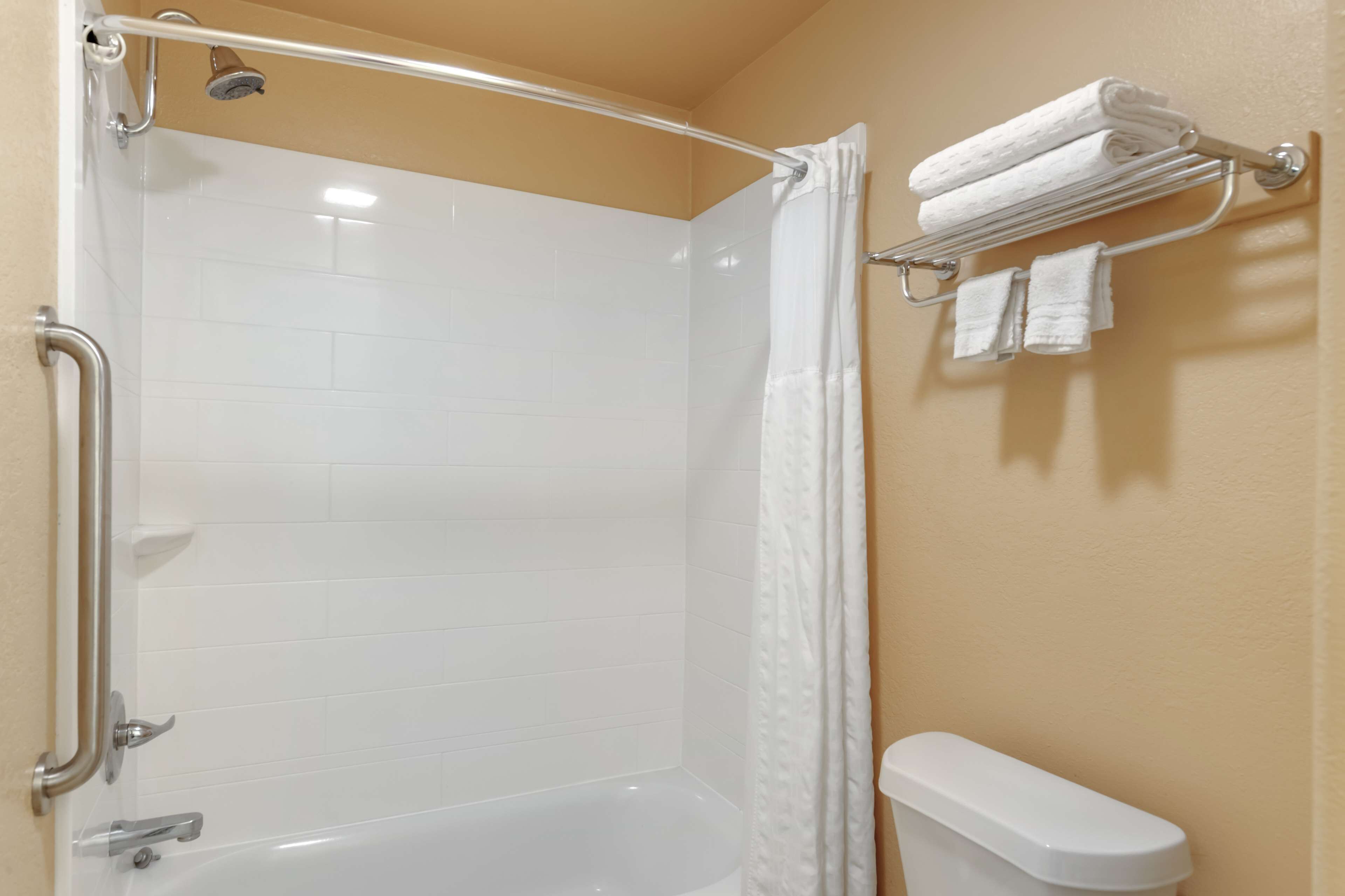 standard room, 1 king bed, non smoking, microwave | bathroom | hair dryer, towels