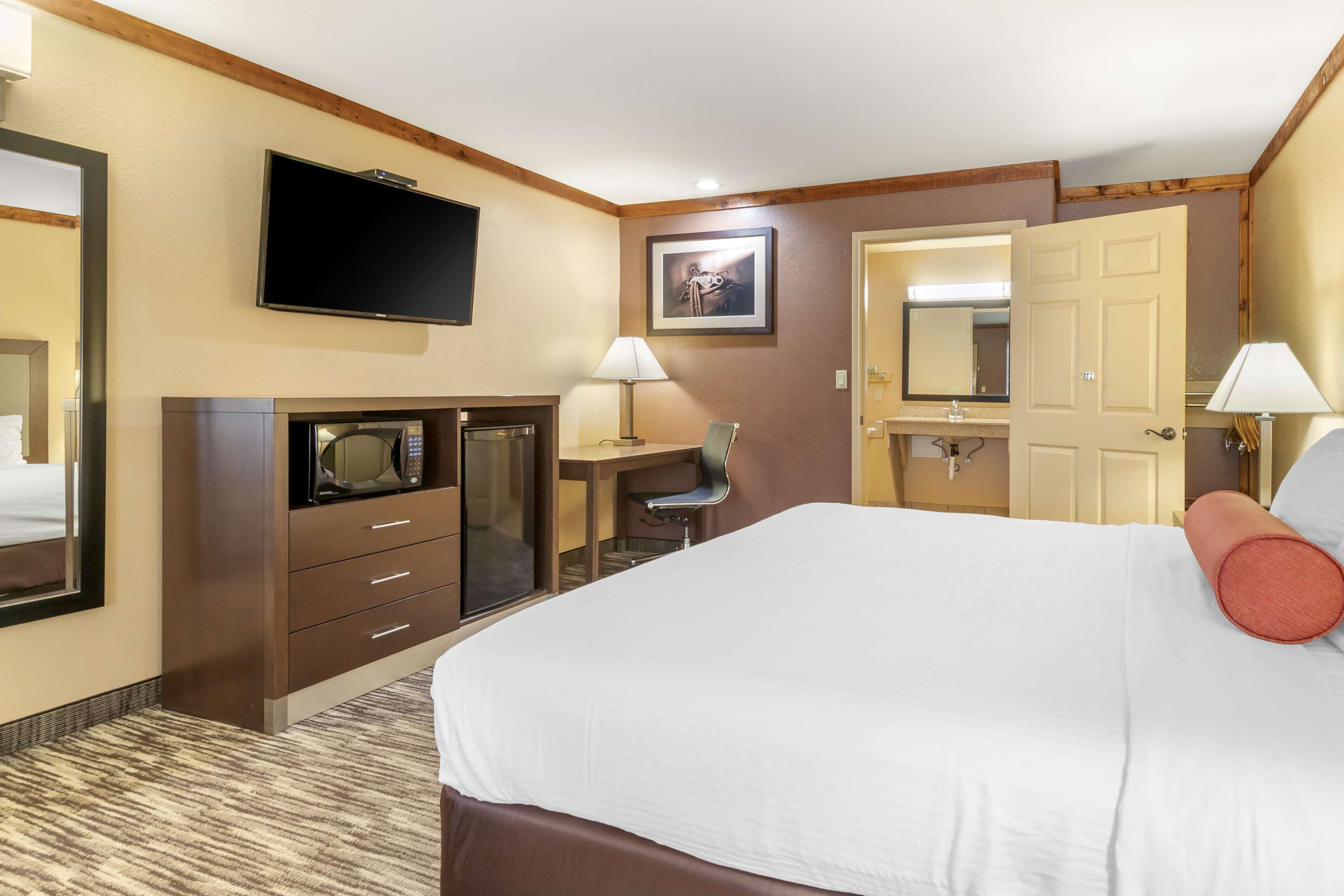 standard room, 1 king bed, accessible, non smoking | desk, laptop workspace, iron/ironing board, internet