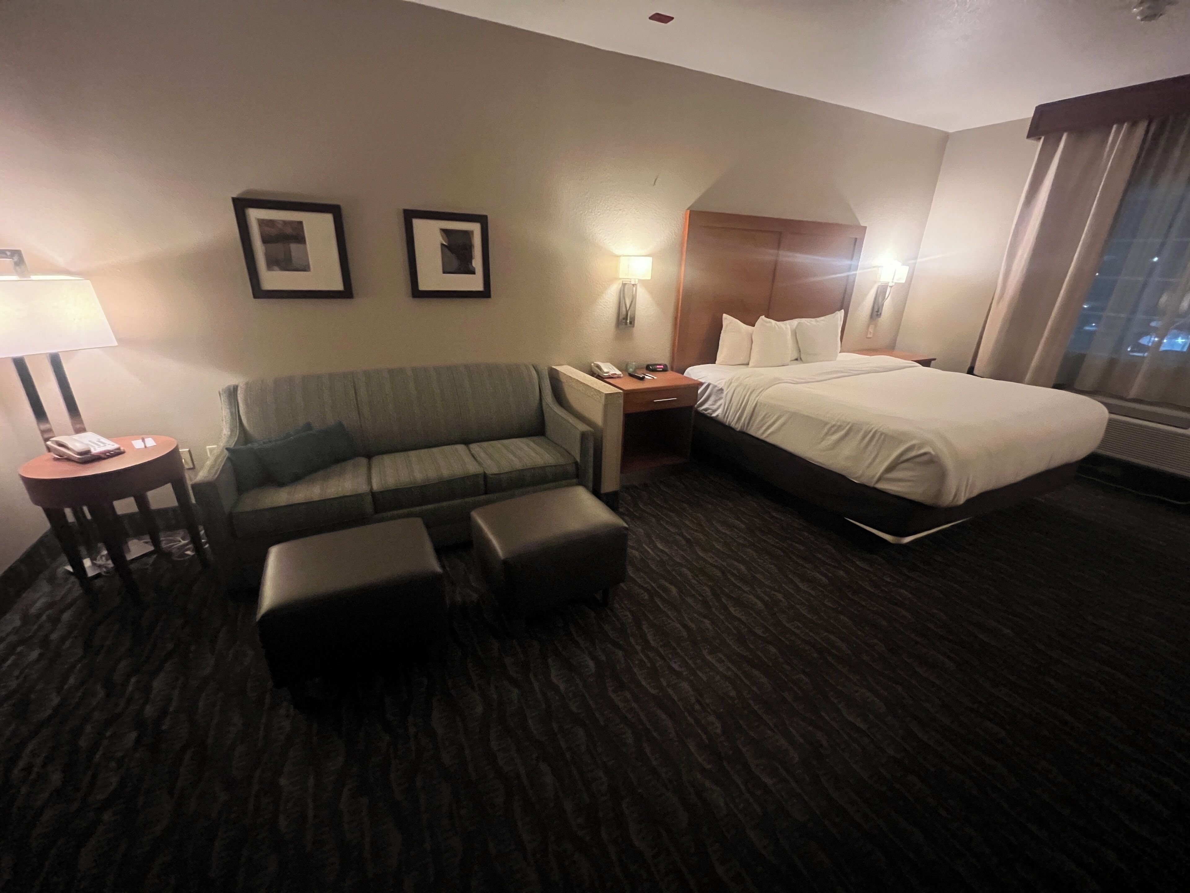 Suite, 1 Tempat Tidur King, akses difabel, Bebas Asap Rokok | Meja kerja, tirai kedap cahaya, dan setrika/meja setrika