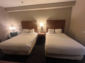 Kamar, 2 Tempat Tidur Queen, Bebas Asap Rokok | Meja kerja, tirai kedap cahaya, dan setrika/meja setrika