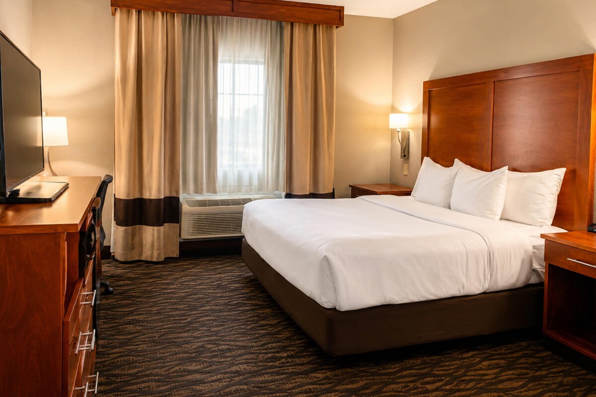 Suite, 1 King Bed, Accessible, Non Smoking | Desk, blackout drapes, iron/ironing board, cribs (free)